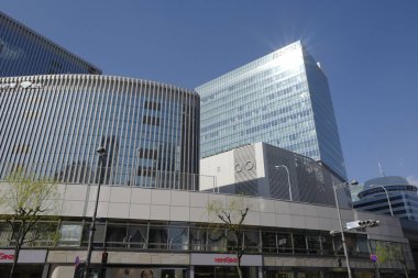 Şehirdeki modern ofis binaları, gökdelenler  