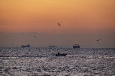 Denizin üzerinde gün batımı