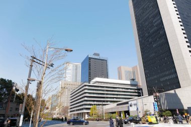 Yüksek binalar ve mavi gökyüzü - Tokyo, Japonya