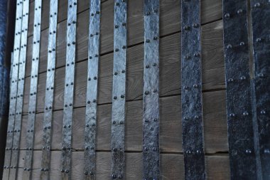 Metal elementli eski ahşap kapı 