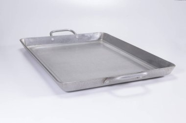 Beyaz arka planda yemek pişirmek için metal mutfak spatulası