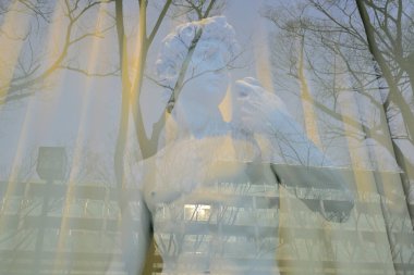 Klasik heykel ile pencere görüntüsü bir erkek figürü. 