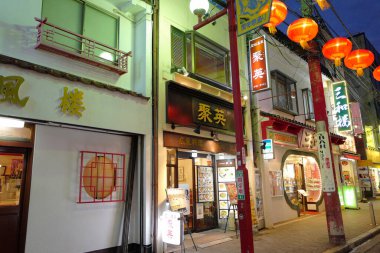 Gece Yokohama Çin Mahallesi. Japonya 'daki en büyük Çin Mahallesi