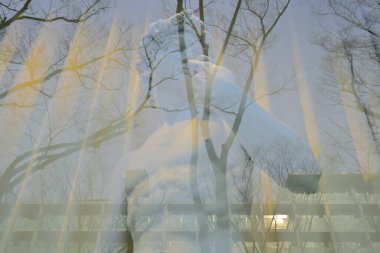 Klasik heykel ile pencere görüntüsü bir erkek figürü. 