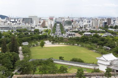 Japon şehrinin modern mimarisinin gündüz görüşü