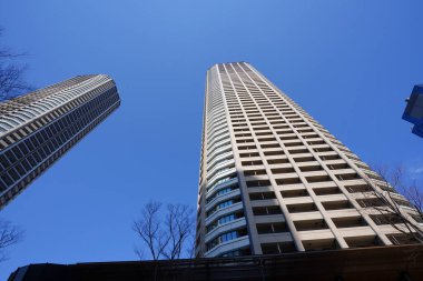 Yüksek binalar ve mavi gökyüzü - Tokyo, Japonya