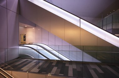 Parlayan yürüyen merdivenleri olan modern ofis koridoru 