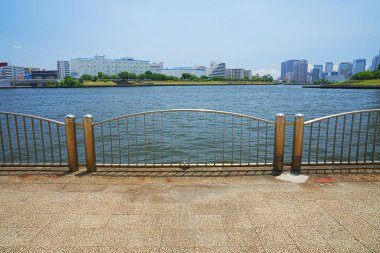 Nehir ve modern şehir mimarisi güneşli bir günde