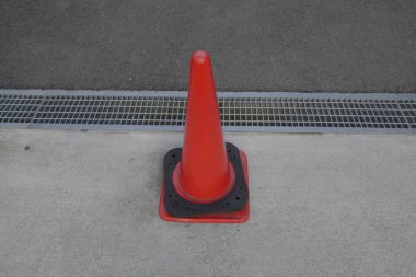 Trafik konisinin önündeki kırmızı koni