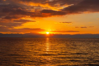 Güzel bir deniz manzarası. Manzaralı gün batımı Denizin üzerinde            