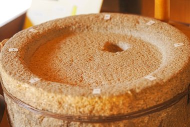 Yakın plan antik taş öğütme değirmeni yüzeyini gösteriyor