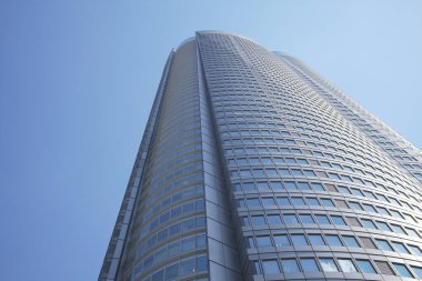 Gökdelen açık mavi gökyüzüne karşı gündüz 