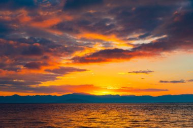 Güzel bir deniz manzarası. Manzaralı gün batımı Denizin üzerinde            