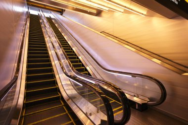 Metro istasyonunda yürüyen merdiven 