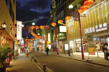Modern Japon şehrinin caddesindeki aydınlık dükkanlar 