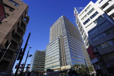 Yüksek binalar ve mavi gökyüzü - Tokyo, Japonya