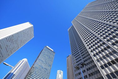 Yüksek binalar ve mavi gökyüzü - Tokyo, Japonya