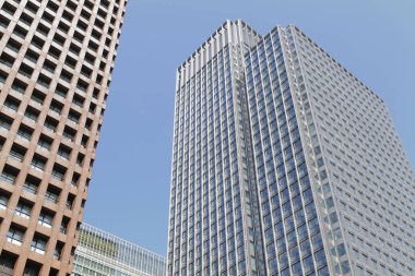 Yüksek binalar ve mavi gökyüzü - Tokyo, Japonya