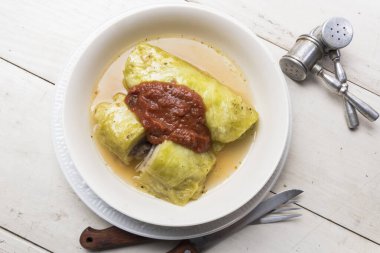 Doldurulmuş lahana ruloları sosla servis edilir. 