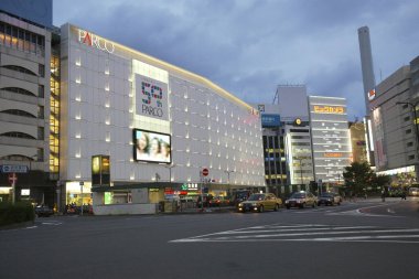 Japonya 'nın Kyoto şehrindeki Takashimaya mağazasıyla Alacakaranlık Şehir Manzarası