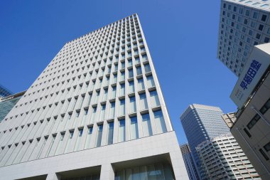 Şehirdeki modern ofis binaları, güneşli bir günde gökdelenler 