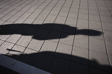 Asfalt manzaralı insanların gölgesi.