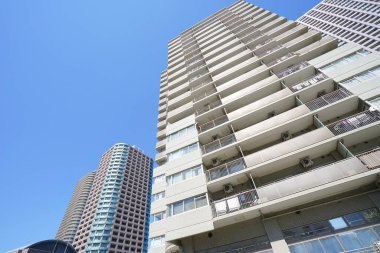 Yüksek binalar ve mavi gökyüzü - Tokyo, Japonya