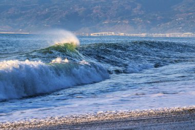 Kumlu sahilde büyük deniz dalgaları