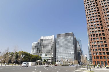 Güneşli bir günde modern şehir mimarisi. Yol ve gökdelenlerin görüntüsü