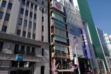 Japonya 'da bir mağaza perakendecisi olan ve Ginza Wako olarak bilinen Wako' nun inşaatı Tokyo 'daki Ginza alışveriş bölgesinin kalbindedir.