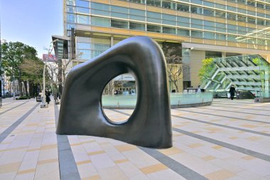 Tokyo caddesinde yaratıcı heykel, Japonya 'da dönüm noktası