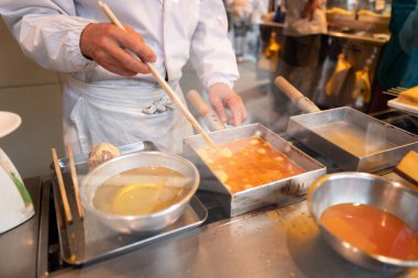 Şef Asya restoranında yemek pişiriyor.