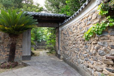 Eski Japon geleneksel bahçesi, arka planda seyahat yeri.