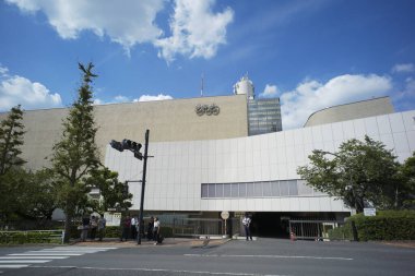 Japon şehrinin modern mimarisinin gündüz görüşü