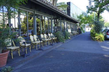 Japon şehrinin modern mimarisinin gündüz görüşü