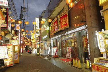 Gece Yokohama Çin Mahallesi. Japonya 'daki en büyük Çin Mahallesi