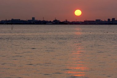 Parlak gün batımının güzel manzarası