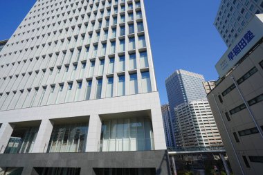 Şehirdeki modern ofis binaları, güneşli bir günde gökdelenler 