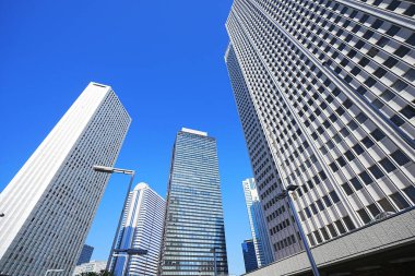 Yüksek binalar ve mavi gökyüzü - Tokyo, Japonya