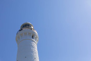 Deniz feneri manzarası ve güneşli bir günde sinsi mavi