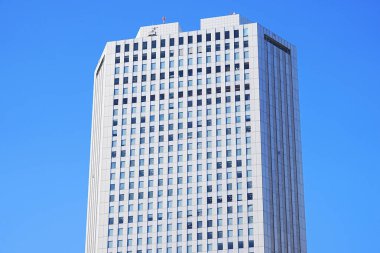 Kentsel gökdelen ve mavi gökyüzü 