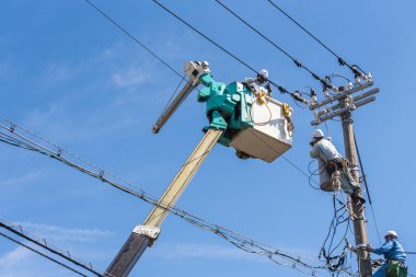 Yüksek voltajlı elektrik hattında elektrikçi