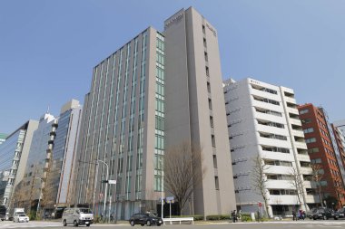 Yüksek binalar ve mavi gökyüzü - Tokyo, Japonya
