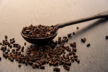 Tahta kaşıkta siyah kahve çekirdekleri  