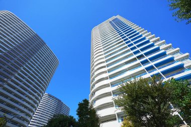 Yüksek binalar ve mavi gökyüzü - Tokyo, Japonya