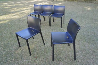 Bahçede siyah plastik sandalyeler