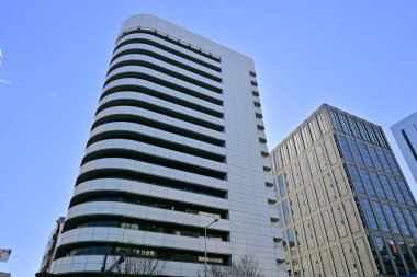 Yüksek binalar ve mavi gökyüzü - Tokyo, Japonya