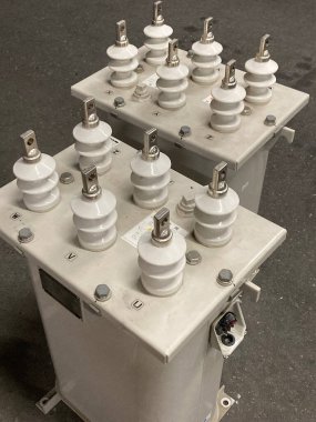 Arka plandaki elektrik kontrol kutusu, kapatın.