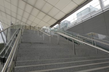 Merdiveni olan modern bir bina