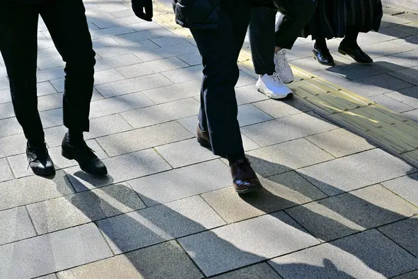 Şehirdeki kaldırımda yürüyen insanlar, alçak kesim 